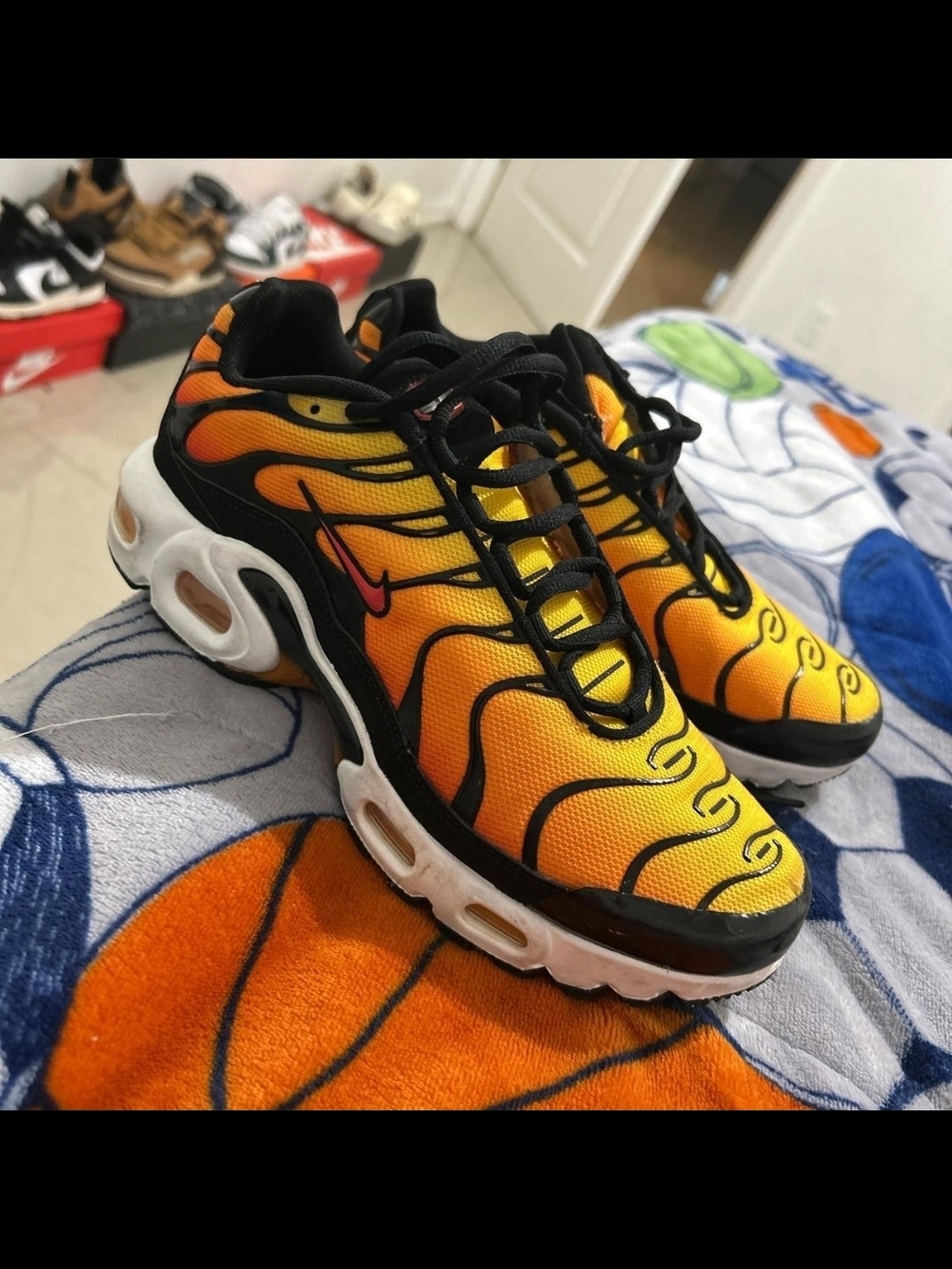 Nike Women's Yellow-to-Orange Gradient Black Accents Air Max Plus SneakersUS 6.5 - Picture 2 of 7